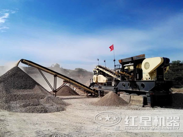 移動式破碎機(jī)工作現(xiàn)場