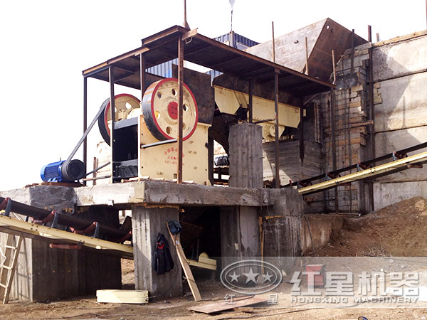 顎式破石機(jī)工作現(xiàn)場(chǎng)