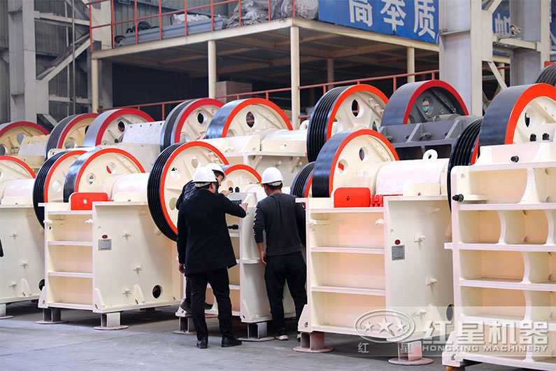 客戶(hù)在看顎式破碎機(jī)