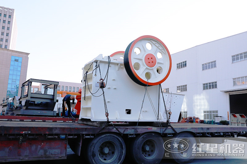 客戶的顎式破碎機裝車發(fā)貨
